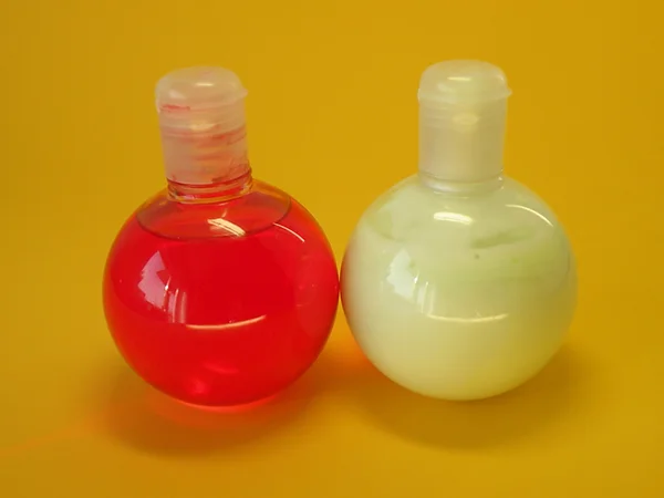 Бутылки для шампуня — стоковое фото