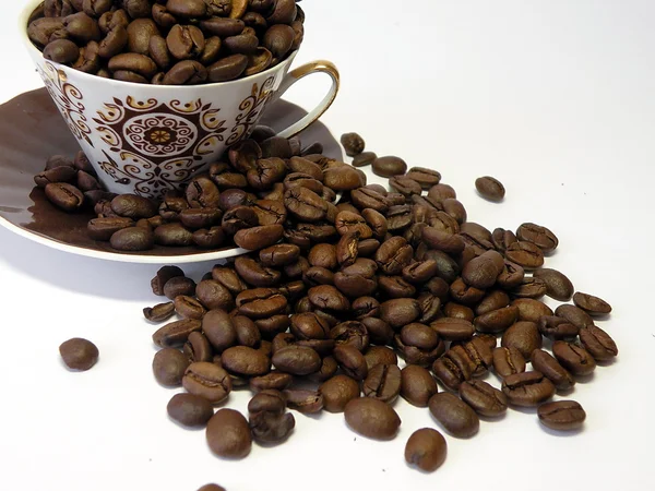 Чашки и кофейные зёрна — стоковое фото