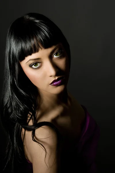 Maquillaje de mujer modelo de moda. Retrato de belleza chica, fondo negro —  Fotos de Stock