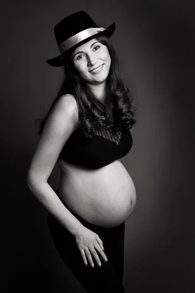Χαμογελώντας έγκυος γυναίκα κοιτάζοντας την κάμερα — Φωτογραφία Αρχείου