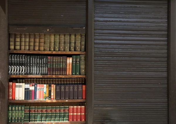 Изолированный библиотечный шкаф — стоковое фото