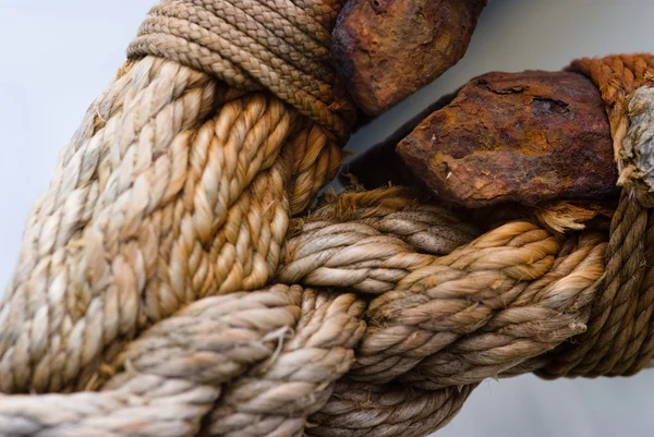 Морская верёвка и ржавые кандалы — стоковое фото
