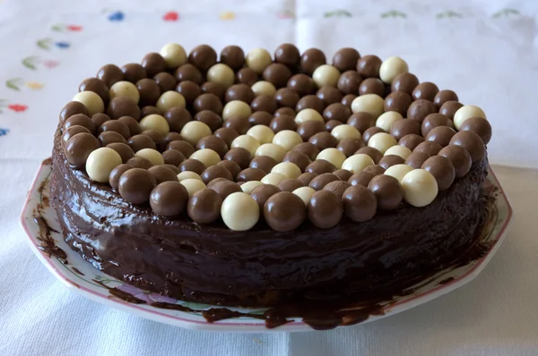 Home made bolo de chocolate preto e branco — Fotografia de Stock