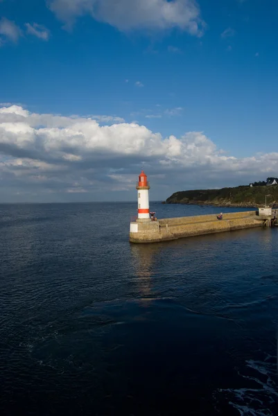 Lighthouse at the end of the breakwater — Stock Photo, Image