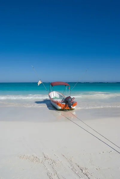 Motorový člun na pláži — Stock fotografie