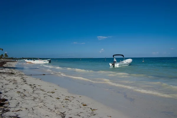 Barcos a motor en la playa —  Fotos de Stock