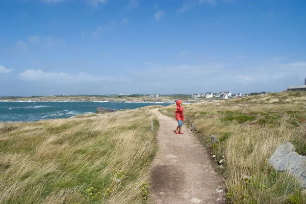 Little girl in red at the coastal path — Stock Photo, Image