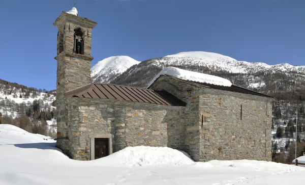 山の風景のロマネスク様式の教会 — ストック写真