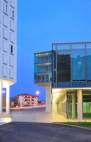 Alacakaranlıkta Brescia modern binaların ayrıntıları — Stok fotoğraf