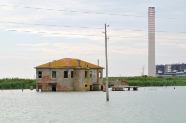 su altındaki terk edilmiş çiftlik ve modern enerji santrali