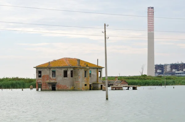 Ferme inondée abandonnée et centrale électrique moderne — Photo