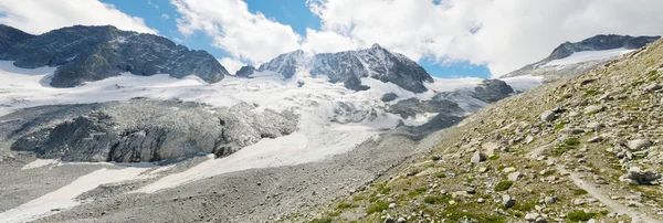 Panorama di alta montagna con ghiacciaio — Foto Stock