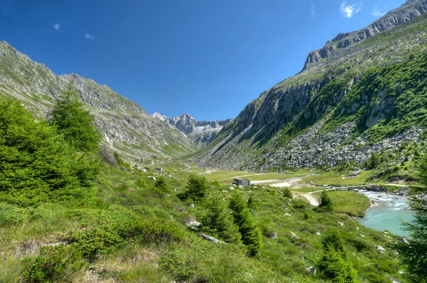 Glacial valley between high mountains — Stock Photo, Image