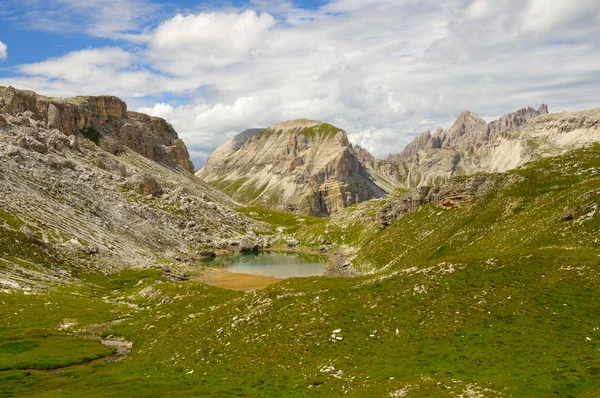 Berglandschaft in den Dolomiten — Stockfoto