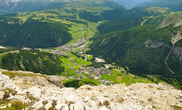 Corvara 从山顶上的小镇 — 图库照片