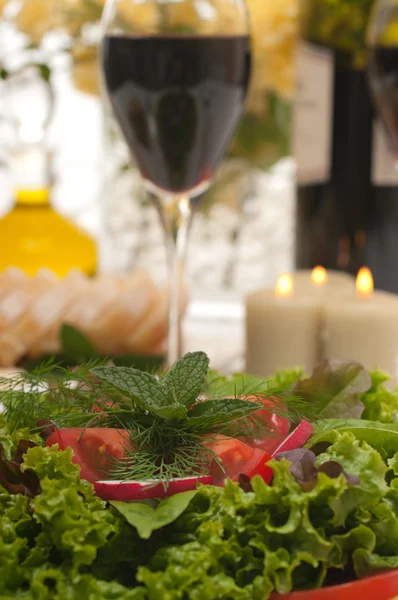 Salát a víno — Stock fotografie
