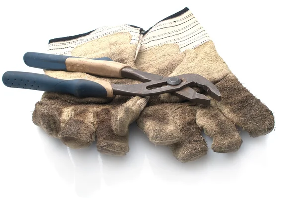 Smutsiga läderhandskar och monkey wrench — Stockfoto