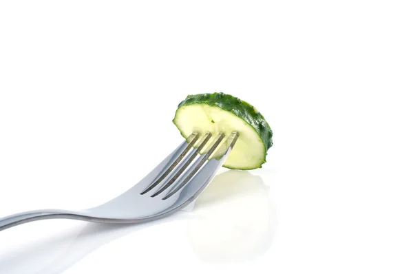 Stukje komkommer op de vork — Stockfoto