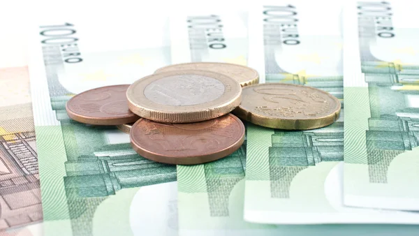 Монеты евро и наличные евро . — стоковое фото
