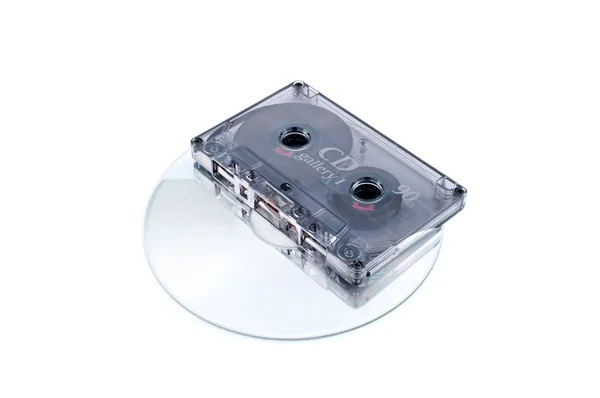 Стрічкова касета та цифровий компакт-диск — стокове фото