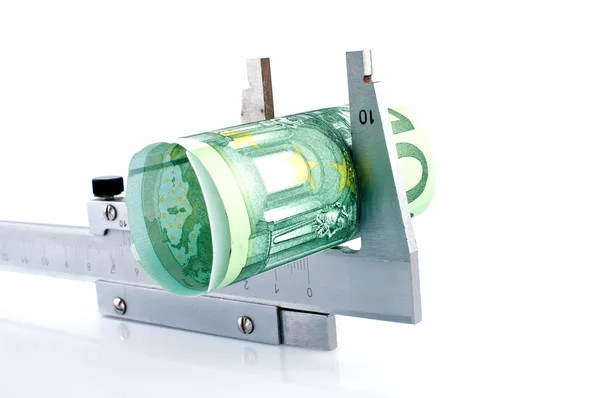 Meten van euro-bankbiljetten met remklauwen — Stockfoto