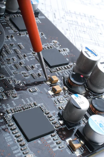 Reparar una placa montada en la superficie del ordenador —  Fotos de Stock
