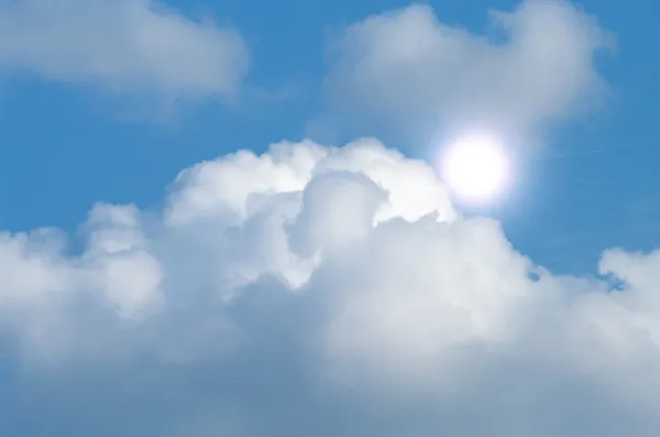 Синее солнечное небо — стоковое фото