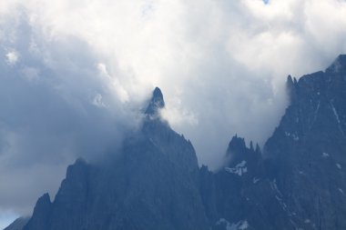 mar bajo la puesta del sol y las nubes