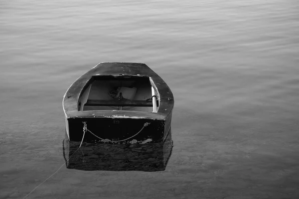 Лодка в порту Бол — стоковое фото