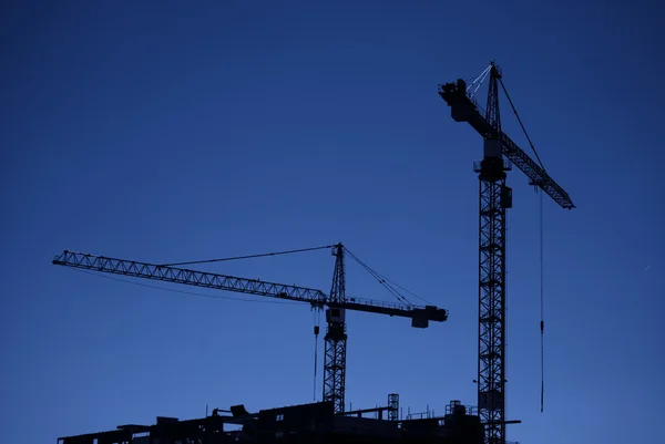 Grues de construction au crépuscule — Photo