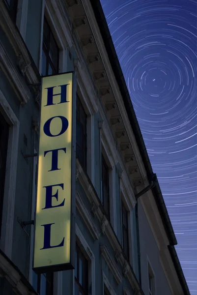 Hotel teken bij nacht — Stockfoto