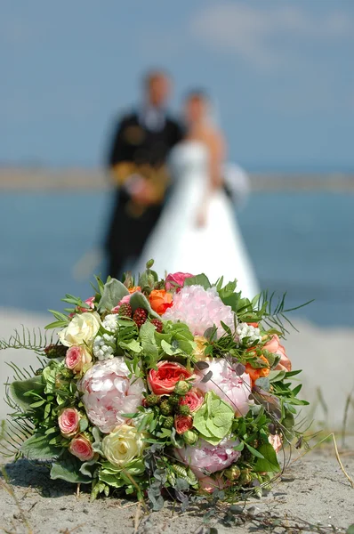 Buquê de casamento, noiva e noivo . — Fotografia de Stock