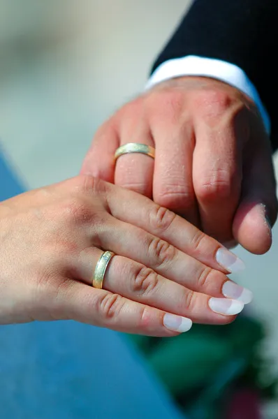 Svatební ruce a kroužky — Stock fotografie