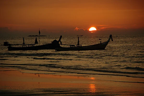 Puesta de sol y botes de cola, Tailandia . — Foto de Stock