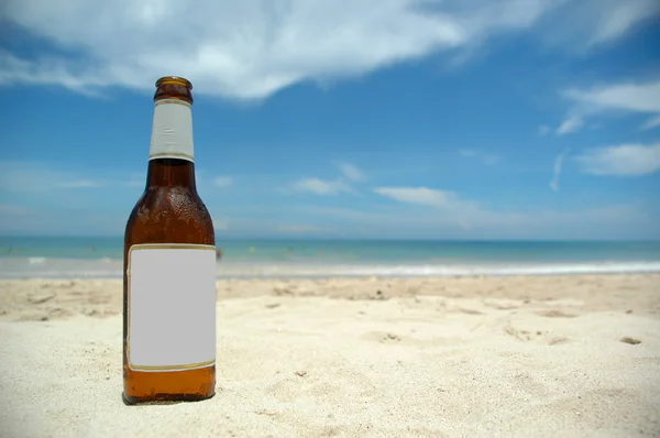 Cold beer on beach (blank) — Stock Photo, Image
