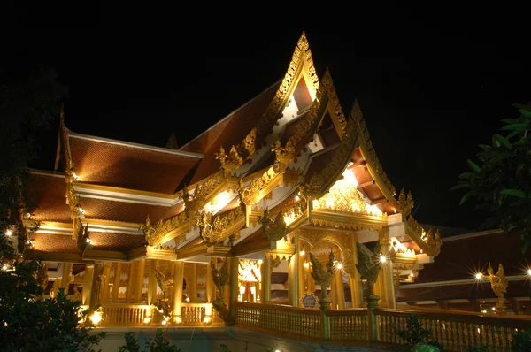 Храм в Таиланде ночью — стоковое фото