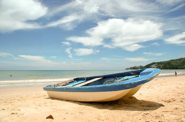 Лодка на пляже — стоковое фото