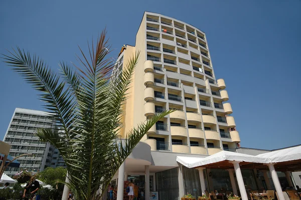 Palmiye ve otel — Stok fotoğraf