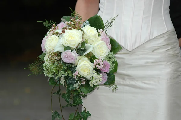 Sposa e bouquet — Foto Stock