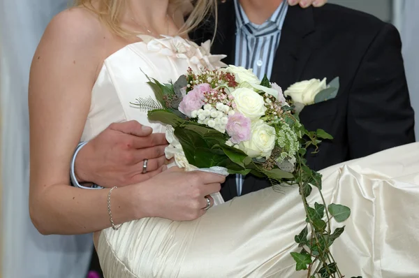 Drží nevěsta — Stock fotografie