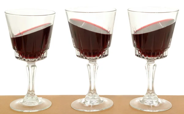Drie wijnglazen en zwaartekracht — Stockfoto