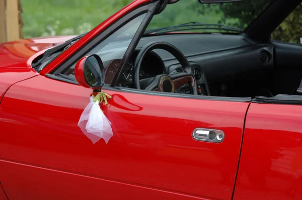 Красный свадебный автомобиль — стоковое фото