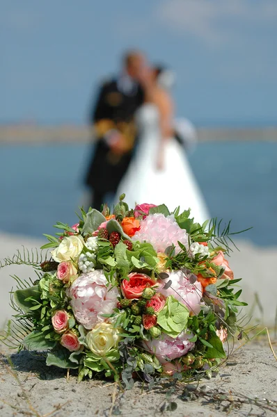 花束、 新娘和新郎 — 图库照片