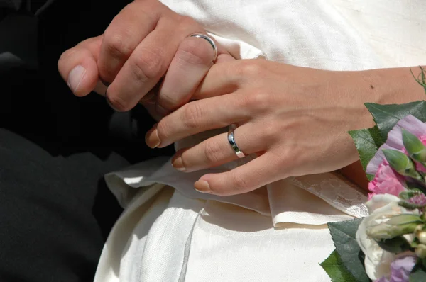 Ślub ręce i pierścienie — Zdjęcie stockowe