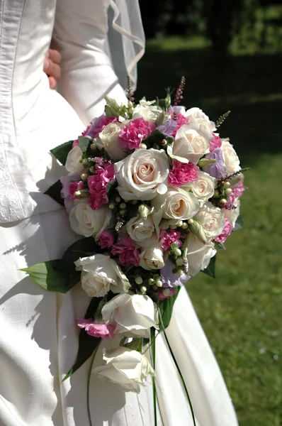 Bouquet e sposa — Foto Stock