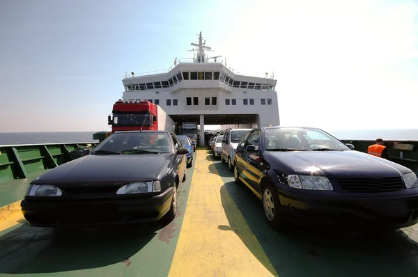 Auto's op ferry — Stockfoto