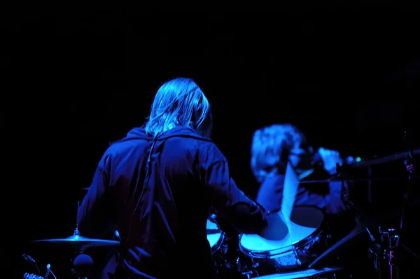鼓手和蓝色光 — 图库照片