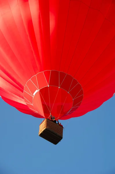 Balão vermelho e cesta — Fotografia de Stock