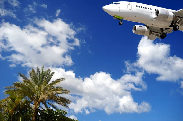 Samolot w egzotycznych podróży — Zdjęcie stockowe