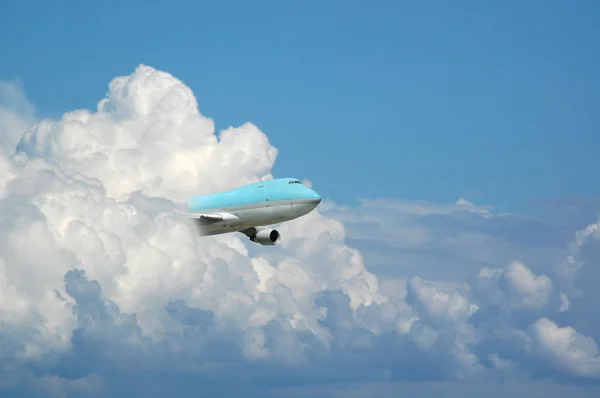 Obří letadlo letí — Stock fotografie